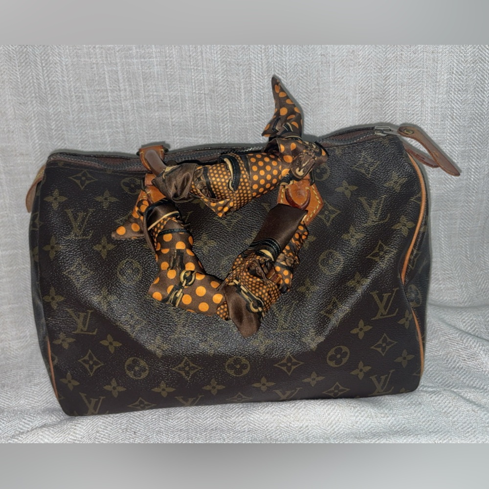 Louis Vuitton speedy. Scarves and dust bag included.
